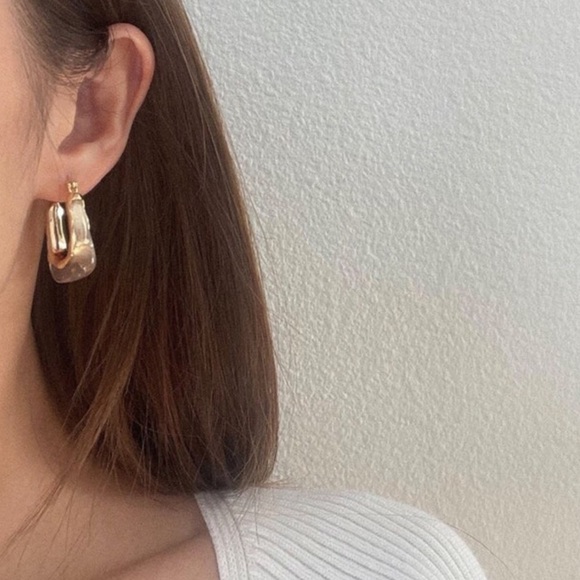 New Anthropologie Gold Rimmed Resin U Shape Huggie Hoop Earrings - Picture 11 of 16